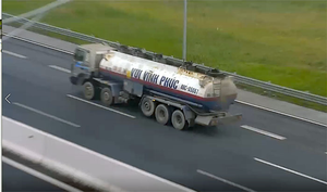 Xử phạt 17 triệu đồng, tước bằng 6 tháng tài xế xe bồn đi lùi trên cao tốc Hà Nội – Hải Phòng